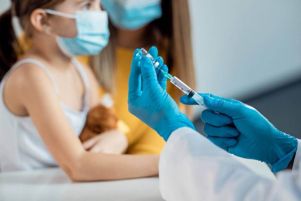 closeup de medico preparando uma seringa para vacinacao infantil 637285 11288
