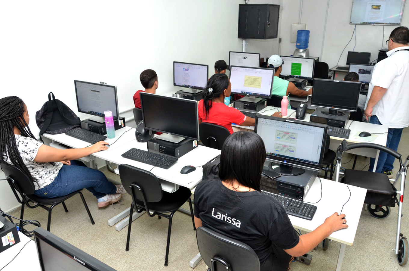 Escola Profissionalizante abre vagas para cursos de Informatica 50 e Pascoa original